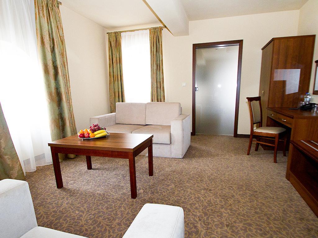 Hotel Miodowy Mlyn Opatow  Esterno foto
