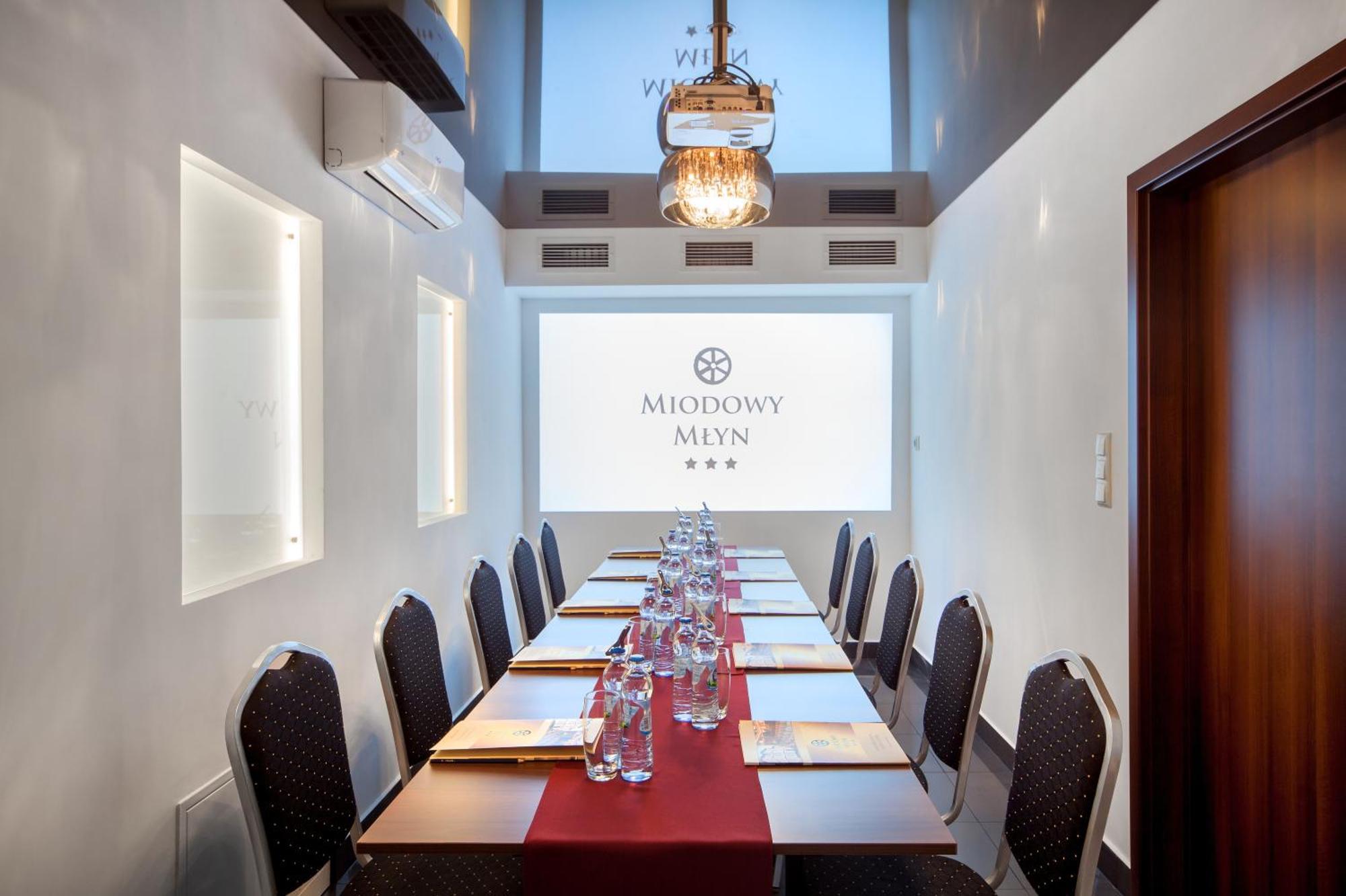 Hotel Miodowy Mlyn Opatow  Esterno foto